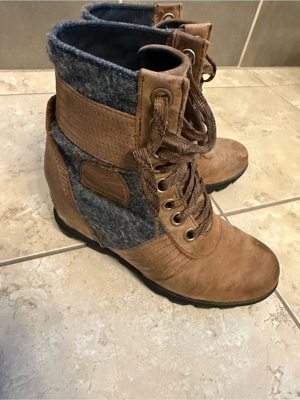 Sorel Size 7 Women's Brown Lace-Up Wedge Ankle Boots with Gray Knit Panel